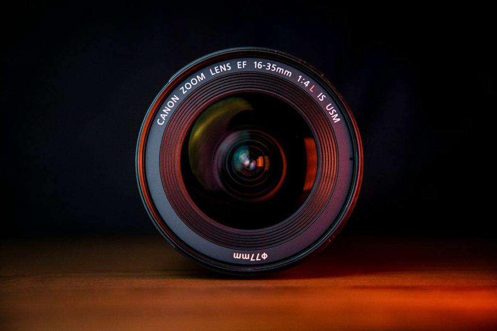 Ống kính zoom đặt trên mặt bàn gỗ