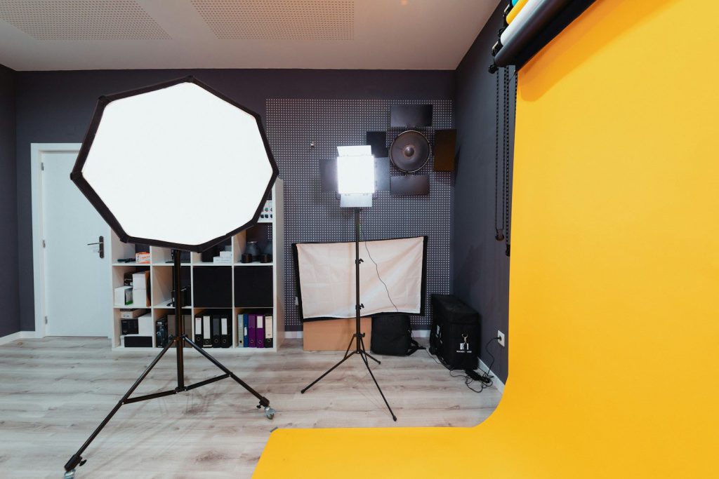 Phòng chụp có đèn softbox đặt trên chân đèn